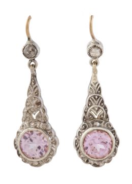 76.  Pendientes Art-Decó con diseño gota central de rosa de Francia, en montura calada y rematada con brillante superior