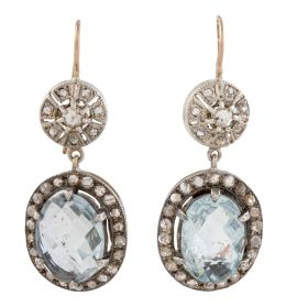 73.  Pendientes largos con aguamarina oval orlada de diamantes, que pende de rosetón de diamantes