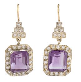 74.  Pendientes largos con amatista oval orlada de diamantes, que pende de pirámide de diamantes