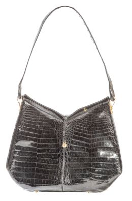 440.  Bolso vintage con piel negra grabada a modo de cocodrilo y asa larga