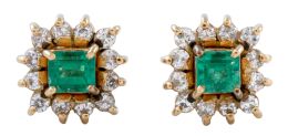 261.  Pendientes de esmeralda central orlada de brillantes con diseño cuadrado 