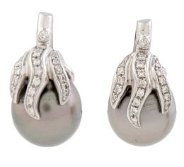 364.  Pendientes con perlas de Tahití y brillantes en diseño de garras abrazando la perla