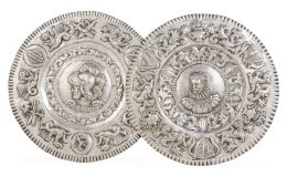 1264.  Pareja de platos historicistas de plata repujada. Con marcas.España, h. 1890-1900.