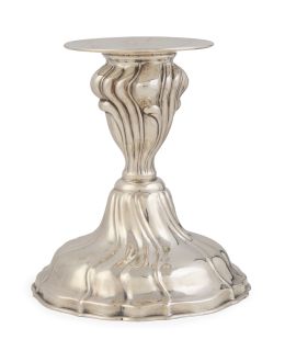 759.  Candelero de plata de estilo rococó.España, S. XX.