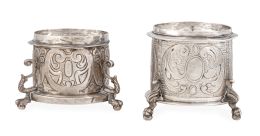 1179.  Pareja de saleros de pellizco de plata en su color, decorados con espejos y hojas carnosas.España, S. XVII.