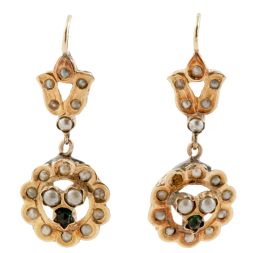 20.  Pendientes isabelinos en oro con rosetón de perlas de vidrio que penden de trébol superior