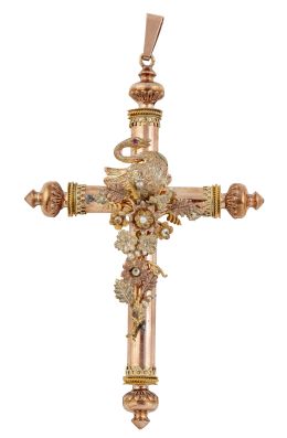 32.  Cruz colgante estilo S. XIX bicolor con aplicación central de cisne y flores con pequeñas perlas