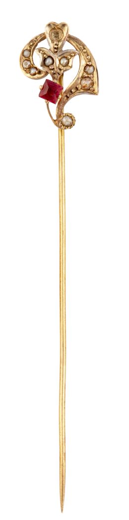 38.  Alfiler de pp. S. XX en oro amarillo con detalle calado de perlitas y rubí en talla cuadrada