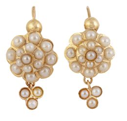 16.  Pendientes de pp. S. XX de perlas con flor superior y pequeño motivo de trébol colgante