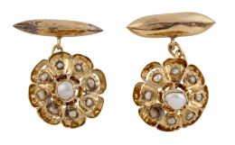 37.  Gemelos isabelinos con diseño de flor calada, con perla de aljófar central y orlada de perlitas