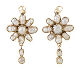 33.  Pendientes de pp. S. XX con diseño de flor de perlas aljófar de las que pende una pareja de perlas