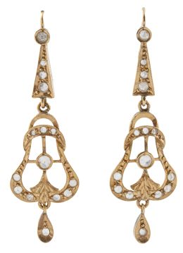 25.  Pendientes largos de pp. S. XX con forma acampanada decorados con zafiros blancos