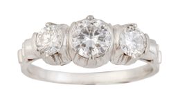 100.  Sortija tresillo de brillantes de talla antigua con centro de 0,70 ct