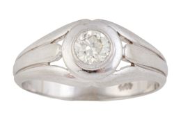 88.  Solitario Art-Decó con brillante central de 0,50 ct aprox, en montura calada en el centro