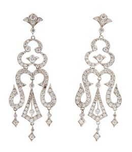 355.  Pendientes chandelier largos articulados cuajados de brillantes con diseño calado