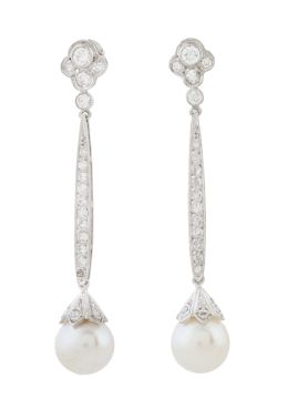 114.  Pendientes largos con perlas colgantes de hojitas y barra de diamantes, que penden de flor de brillantes superior
