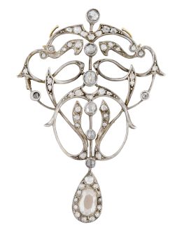 47.  Broche Belle-Époque con diseño calado, cuajado de diamantes