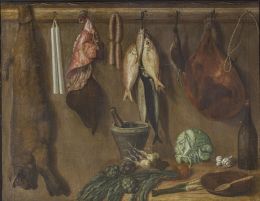 876.  J. MUR (Escuela española, primera mitad siglo XIX)Bodegón de cocina con cordero, dos velas salchichas, un jamón, pescados, un ave colgados, un mortero, verduras y hortalizas, una botella y un plato con cuchara sobre una mesa