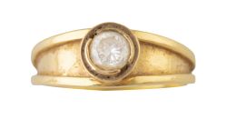 334.  Sortija ancha con brillante central engastado chatón de 0,30 ct aprox
