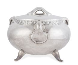 602.  Tétard Fréres (1880-1931).Sopera de plata sterling, ley 925. Con marcas.París, primer cuarto del S. XX.