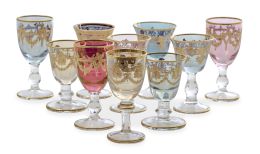 591.  Juego de diez copas para licor de cristal de colores y decoración en dorado con guirnaldas.