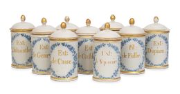 674.  Juego de nueve botes de farmacia de porcelana esmaltada en azul, blanco y dorado.Finales del S. XIX - principios del S. XX.