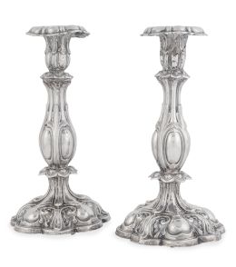 1086.  Pareja de candeleros de plata de estilo rococó.España, S. XIX.