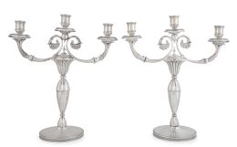 1160.  Pareja de candelabros que se transforman en candeleros de tres luces de metal plateado.España, S. XIX.