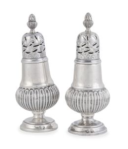 1124.  Pareja de "sugar casters" de plata. Con marcas.Dionisio García, h. 1940.