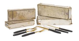 1158.  Juego de 12 tenedores y 12 cuchillos de merienda de metal dorado. En sus cajas.Meneses, Madrid, S. XX.