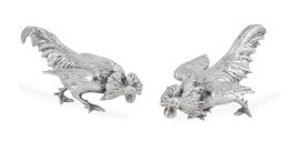 1164.  Pareja de gallos decorativos de metal plateado.S. XX.