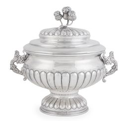 1125.  Sopera de plata, con tapa rematada por bellotas. Con marcas.España, S. XX.
