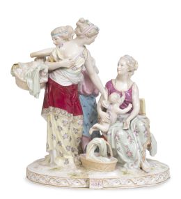705.  Grupo escultórico con figuras femeninas y niños de porcelana esmaltada y dorada. Con marca en azul en la base.Samson, finales del S. XIX.
