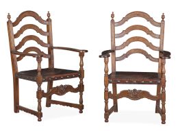 551.  Pareja de sillas de brazos de madera torneada y asiento de piel, de influencia francesa.Trabajo mallorquín, finales del S. XIX.