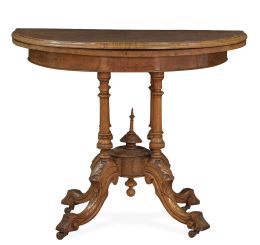 676.  Mesa de juego de madera de nogal y patas talladas.Inglaterra, finales del S. XX.