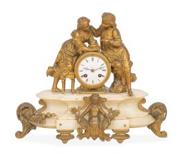 662.  Reloj de sobremesa con dos figuras escultóricas galantes de metal dorado sobre plinto de alabastro.Francia, último cuarto del S. XIX.