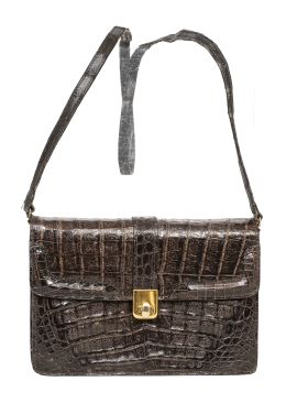 363.  Bolso vintage en piel de cocodrilo con un asa larga en colo
