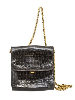 366.  Bolso cocodrilo baby en color negro con cadena de metal y t
