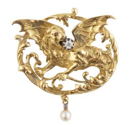 3.  Broche de pp. S.XX con diseño de dragón alado, decorado con brillante en la boca y perla colgante