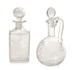 503.  Lote de garrafa de vidrio transparente con flores y ave y licorera con corona grabada y estrellas.S. XX.