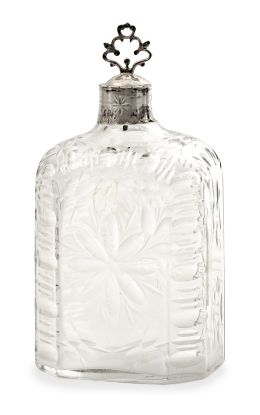 502.  Frasca de vidrio transparente con flores talladas con tapón.La Granja, periodo barroco, (1727-1787).