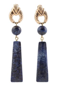 188.  Pendientes largos de sodalita, con pieza trapezoidal colgante de esfera, y motivo gallonado superior en oro rosa