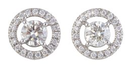 265.  Pendientes dormilonas con diseño circular con brillantes centrales que suman 0,81 ct en total rodeados por orla de brillantes