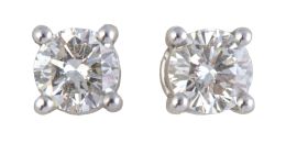 266.  Pendientes dormilonas con diamante central de 0,60 ct. aprox. engastados en cuatro garras