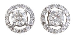 267.  Pendientes dormilonas con brillantes centrales que suman 0,80 ct total orlados de brillantes