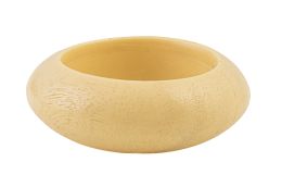 369.  Brazalete tallado en hueso con perfil redondeado