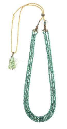 209.  Collar de tres hilos de esmeraldas facetadas de tamaño crec