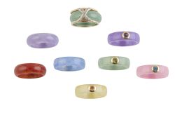 171.  Sortija calada con aspa central de brillantes y esqueleto en oro, con ocho aros de ágata de diferentes colores intercambiables