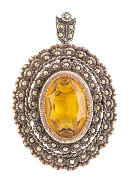 24.  Broche colgante portugués con citrino oval central, orlado de marcasitas