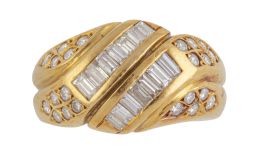 176.  Sortija ancha con dos bandas con diamantes en talla baguette entre brillantes